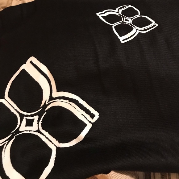 BCBGMAXAZRIA HUGE Wrap/ Scarf with Logo Details and Fringe. EUC. - Picture 2 of 6